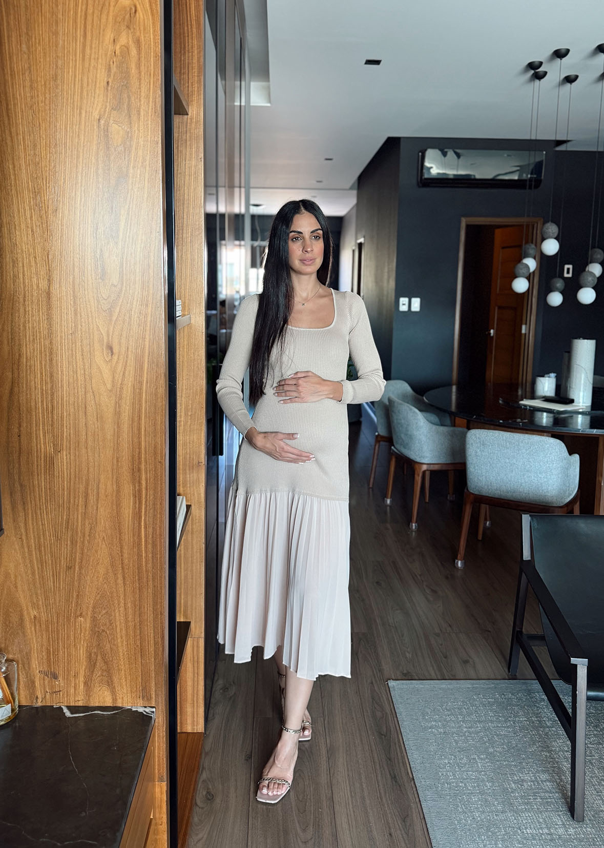 Vestido beige canale con falda tablones