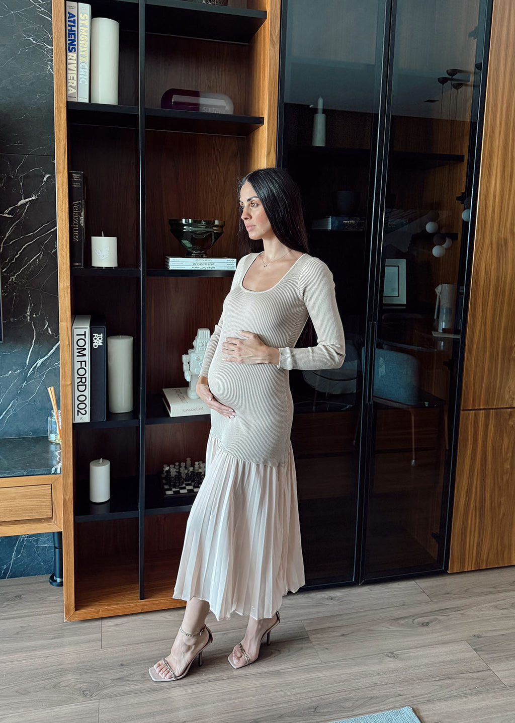 Vestido beige canale con falda tablones