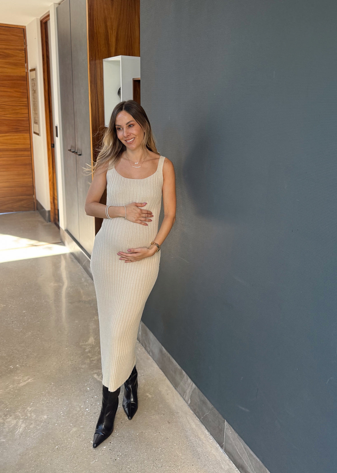 Vestido midi beige tejido ligero