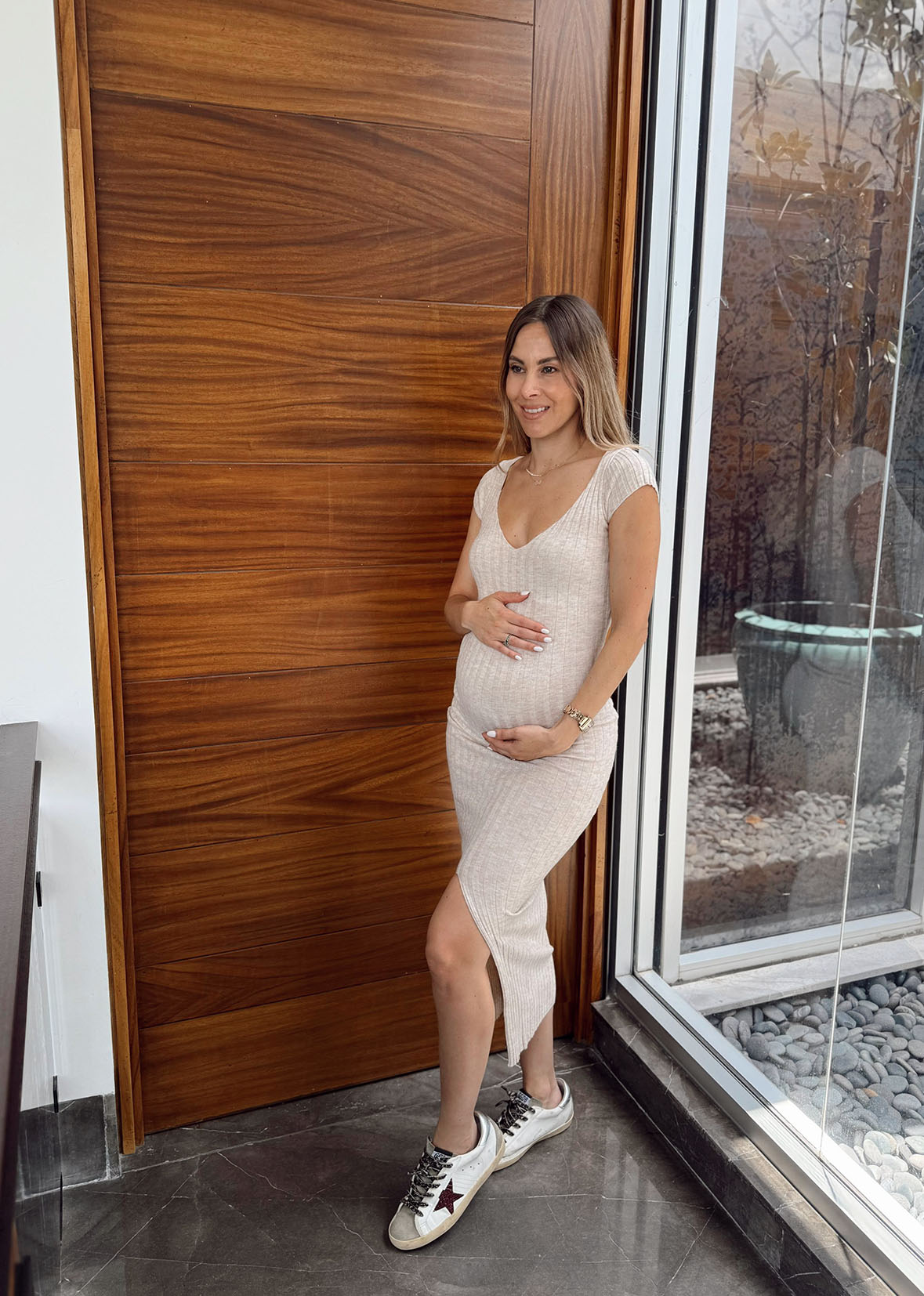 Vestido pegado beige abertura
