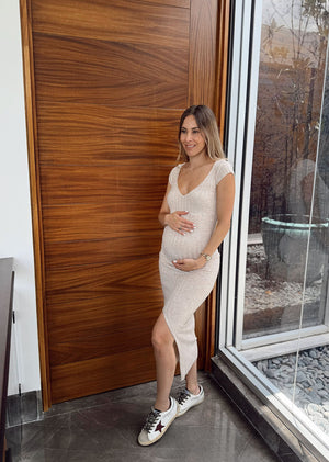 Vestido pegado beige abertura