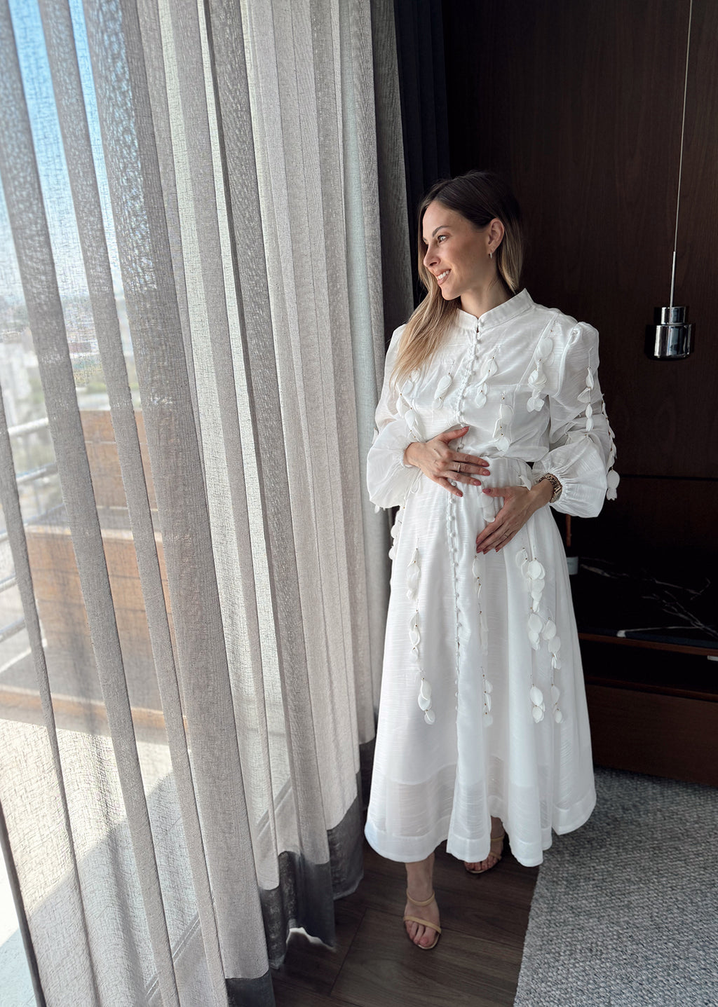 Vestido con aplicación de flor colgante blanco