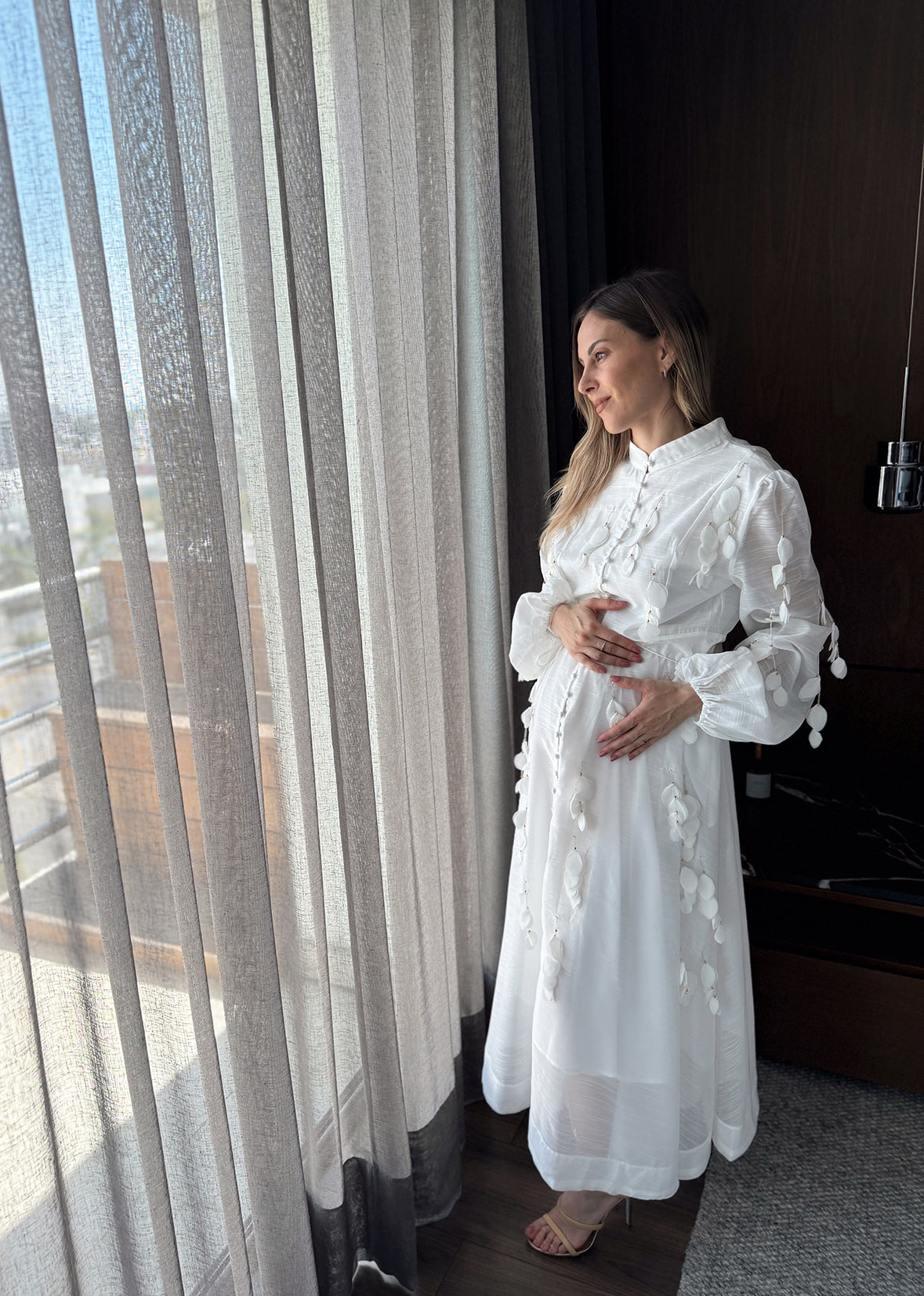 Vestido con aplicación de flor colgante blanco
