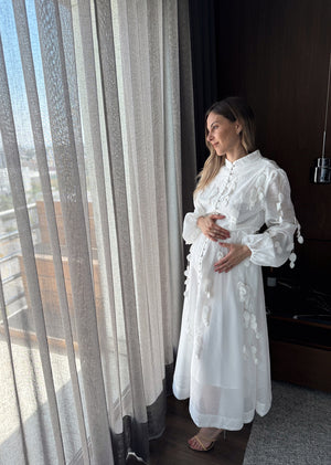 Vestido con aplicación de flor colgante blanco