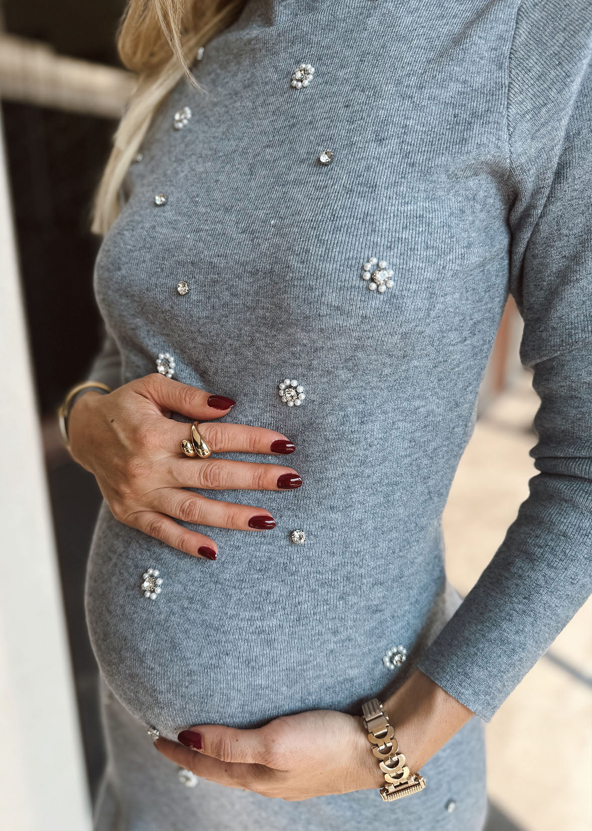 Vestido tejido con aplicación de flor en brillos