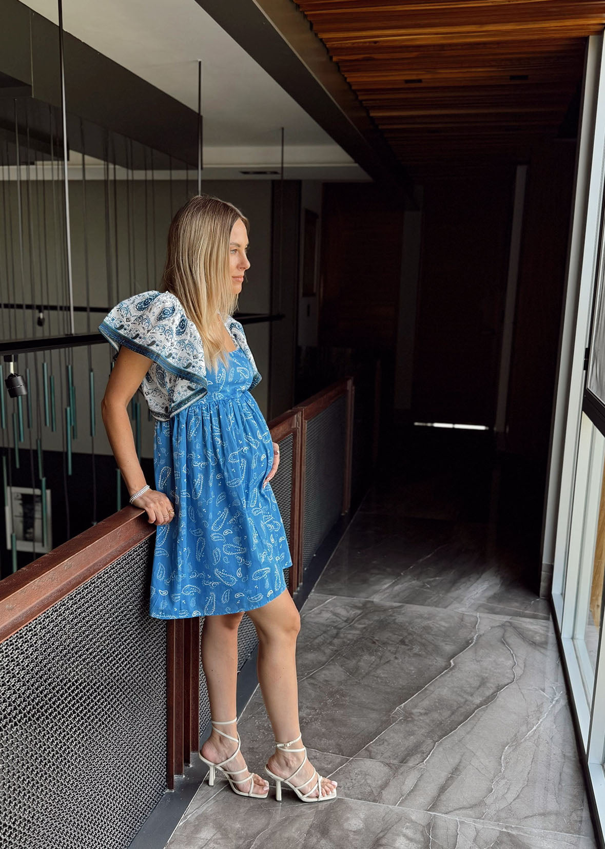 Vestido corto mangas olanes estampado