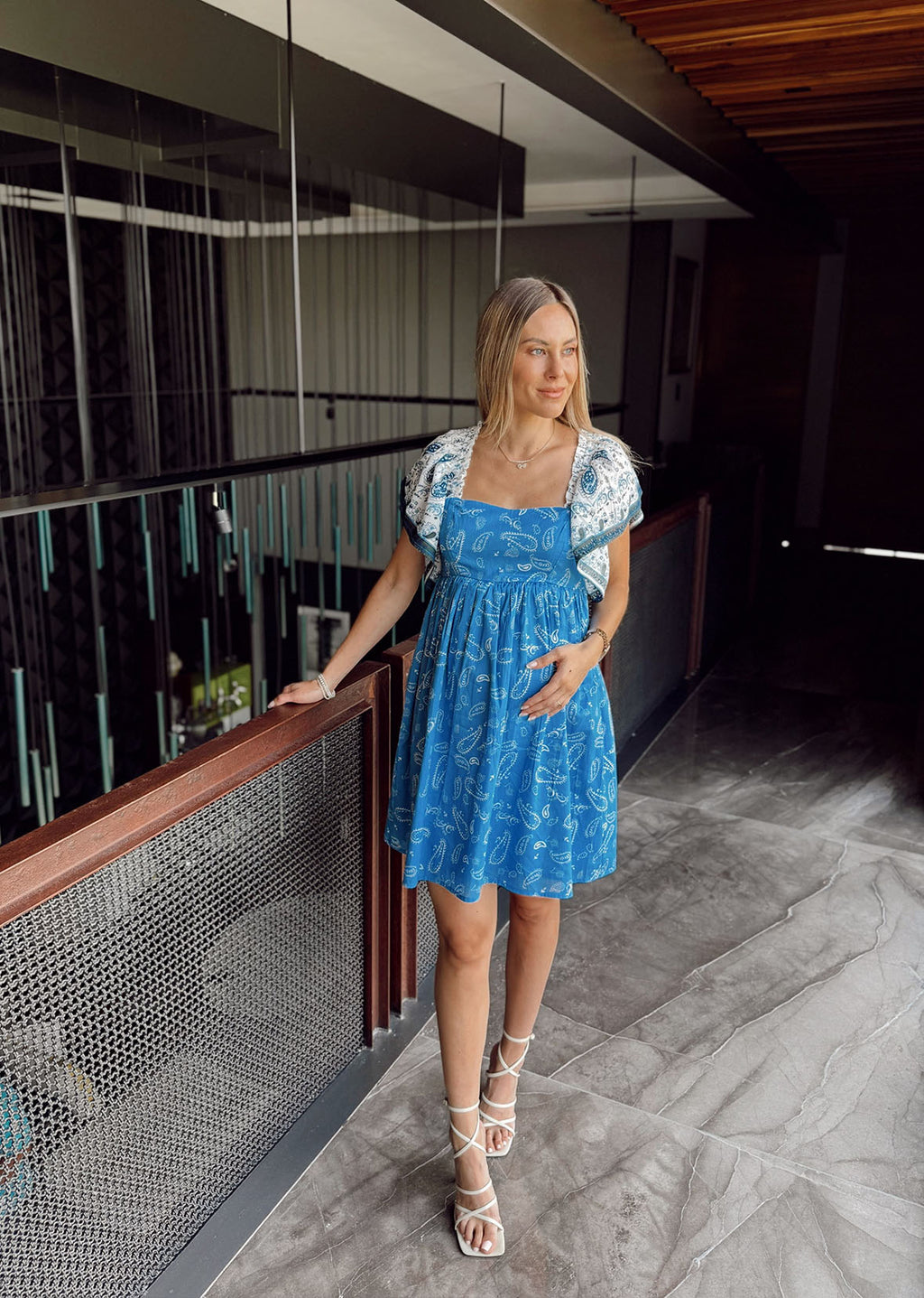 Vestido corto mangas olanes estampado