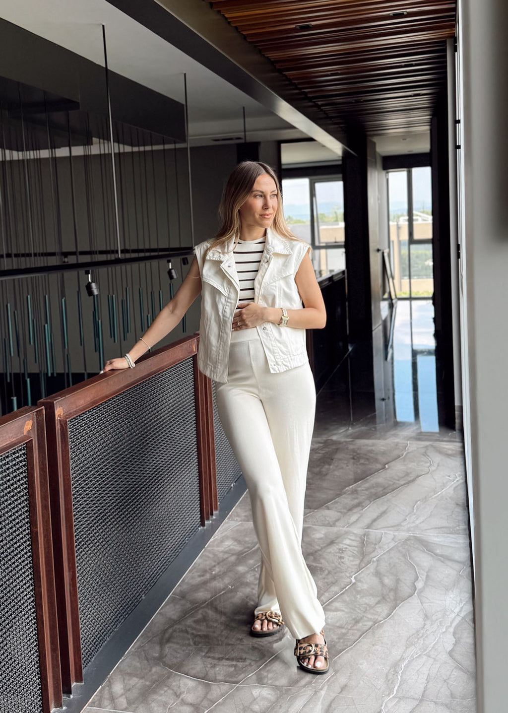 Pantalones casuales fluidos beige