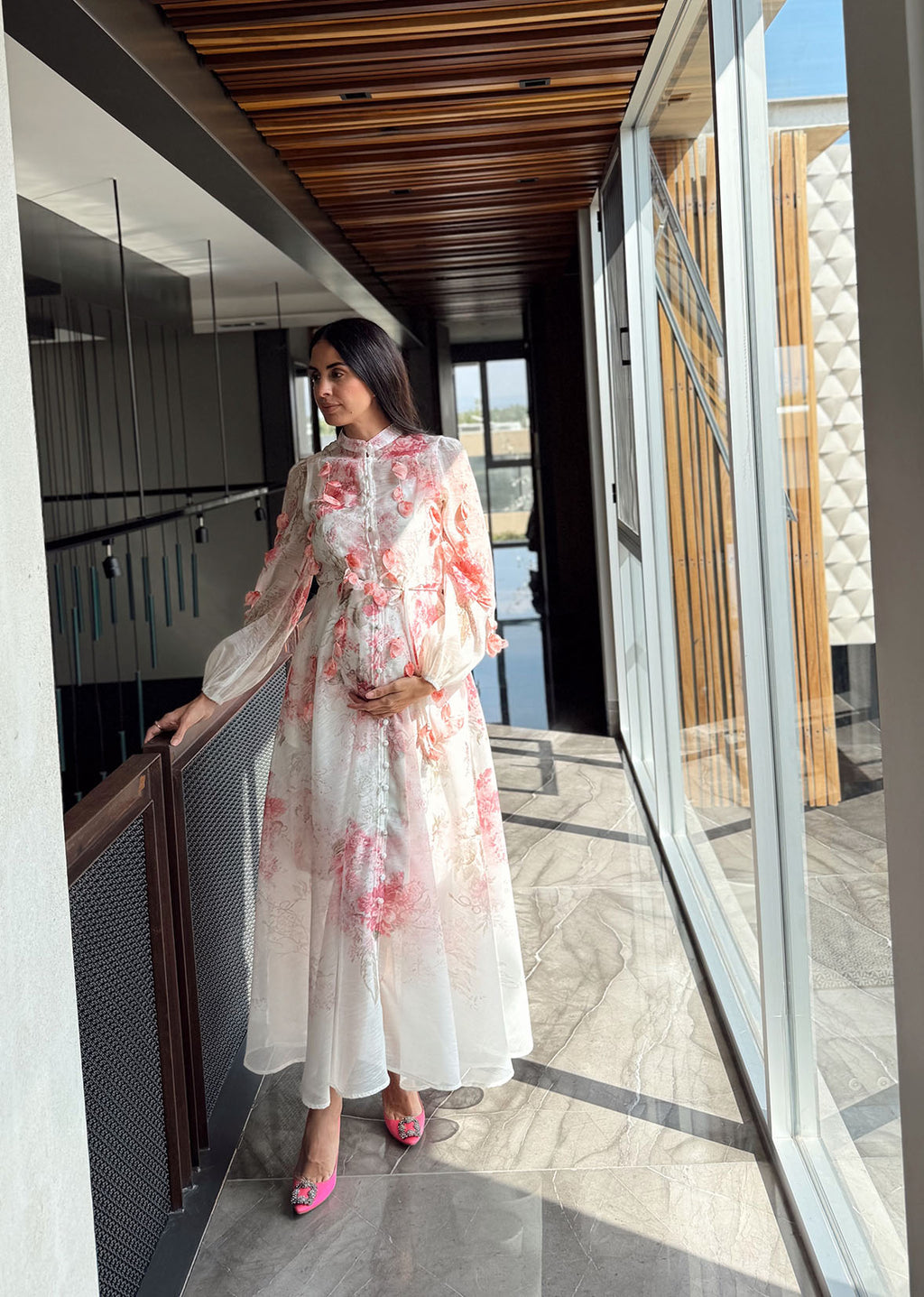 Vestido tipo zimmerman blanco estampado rosa