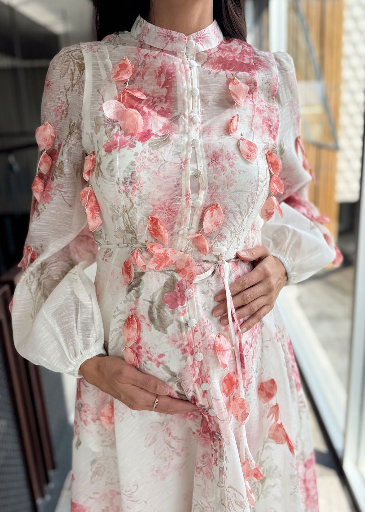 Vestido tipo zimmerman blanco estampado rosa