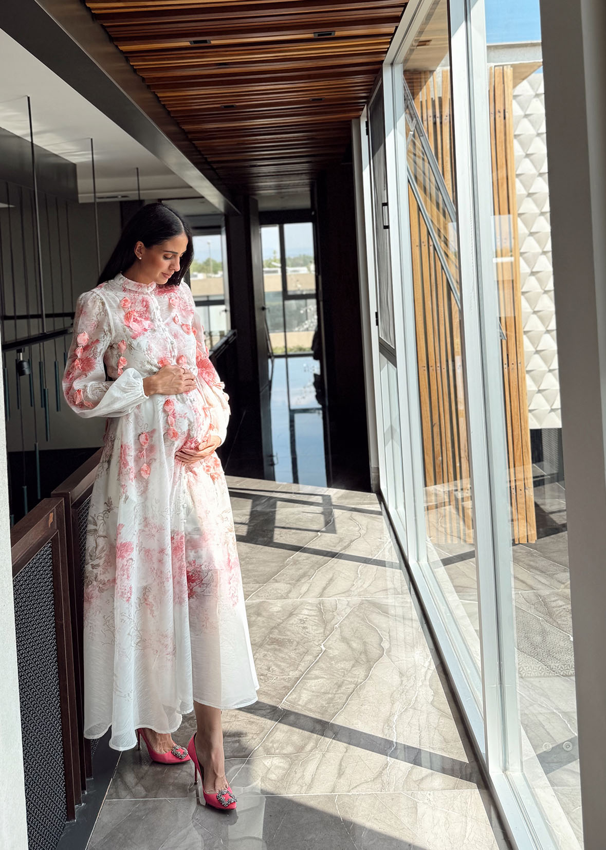 Vestido tipo zimmerman blanco estampado rosa